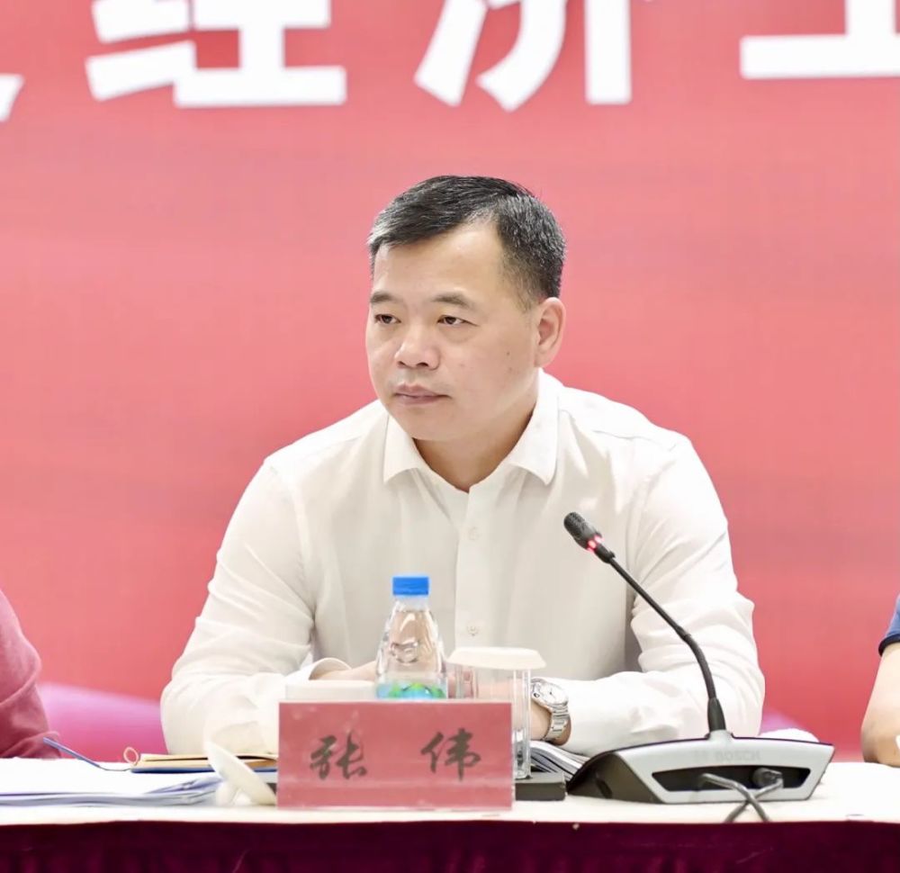 会议由区委副书记张伟主持.