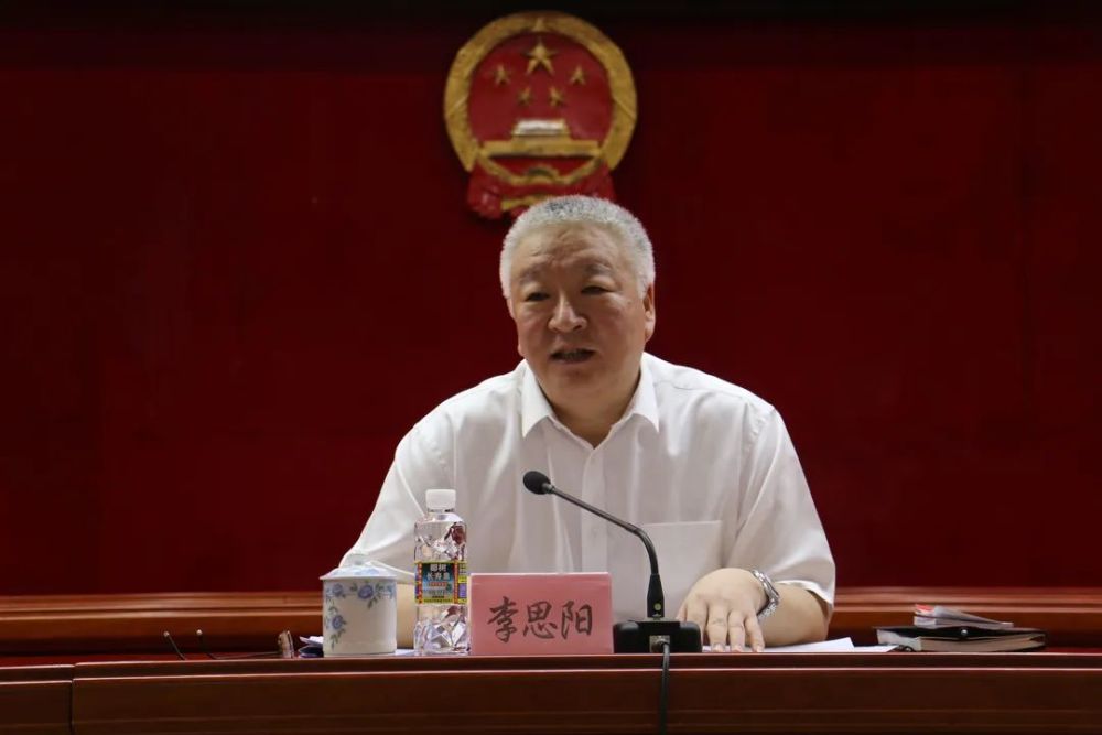 关注教育整顿201李思阳到海口市龙华区宣讲三个规定