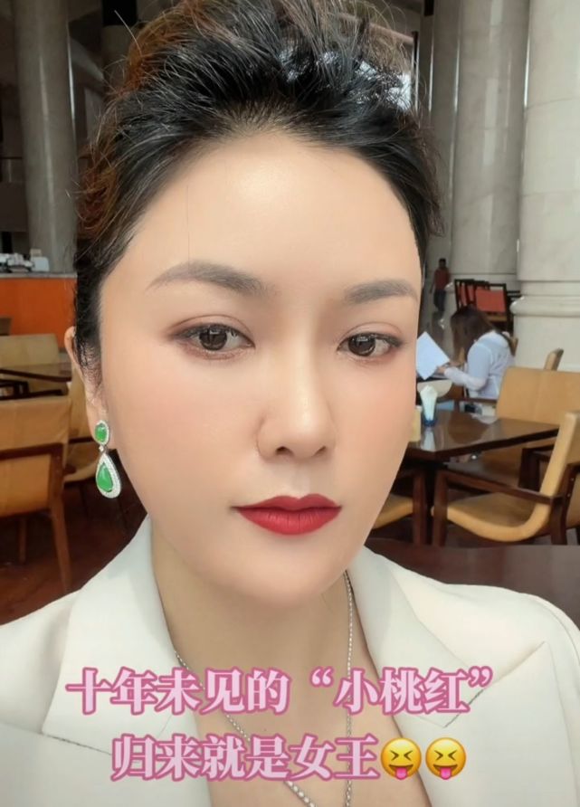 小桃红自曝时隔10年再拍戏翡翠配饰比手指大隐退期间热衷带货