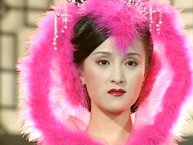 此前其实已经被搬上过荧幕,2002年播出的《爱情宝典》,乐珈彤曾扮演过