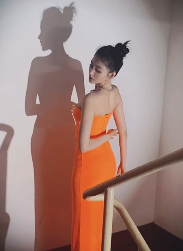 张天爱橙色紧身礼服写真,在楼梯间对镜头摆拍,线条优美气质绝佳_腾讯
