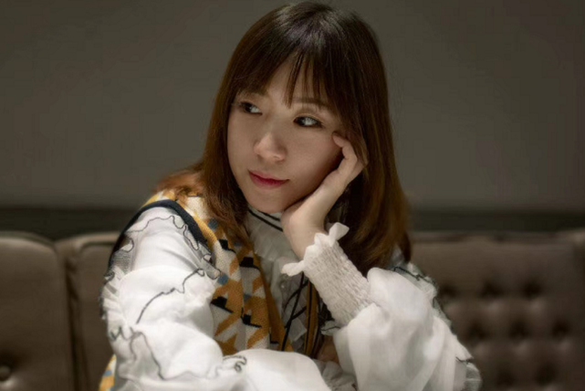 慧慧周:模仿黑脸v出道,3年涨粉1400万,百万设备烧