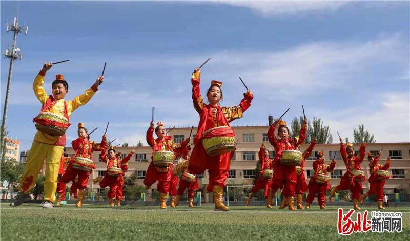 图为河北省张家口市桥东区胜利中路小学戏曲鼓乐队在排练.
