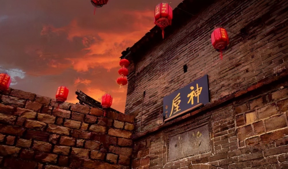 早在唐朝时期神垕古镇就已经因钧瓷而繁荣驰名,烧出了多彩的花瓷,进入