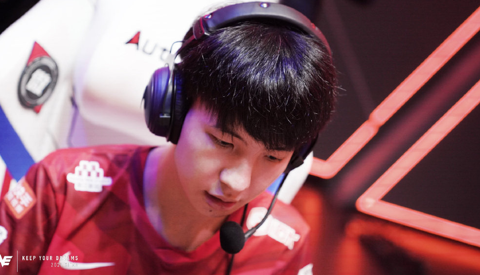 senaky和mayumi发布汉服照!we解释旧梦新id"elk"含义