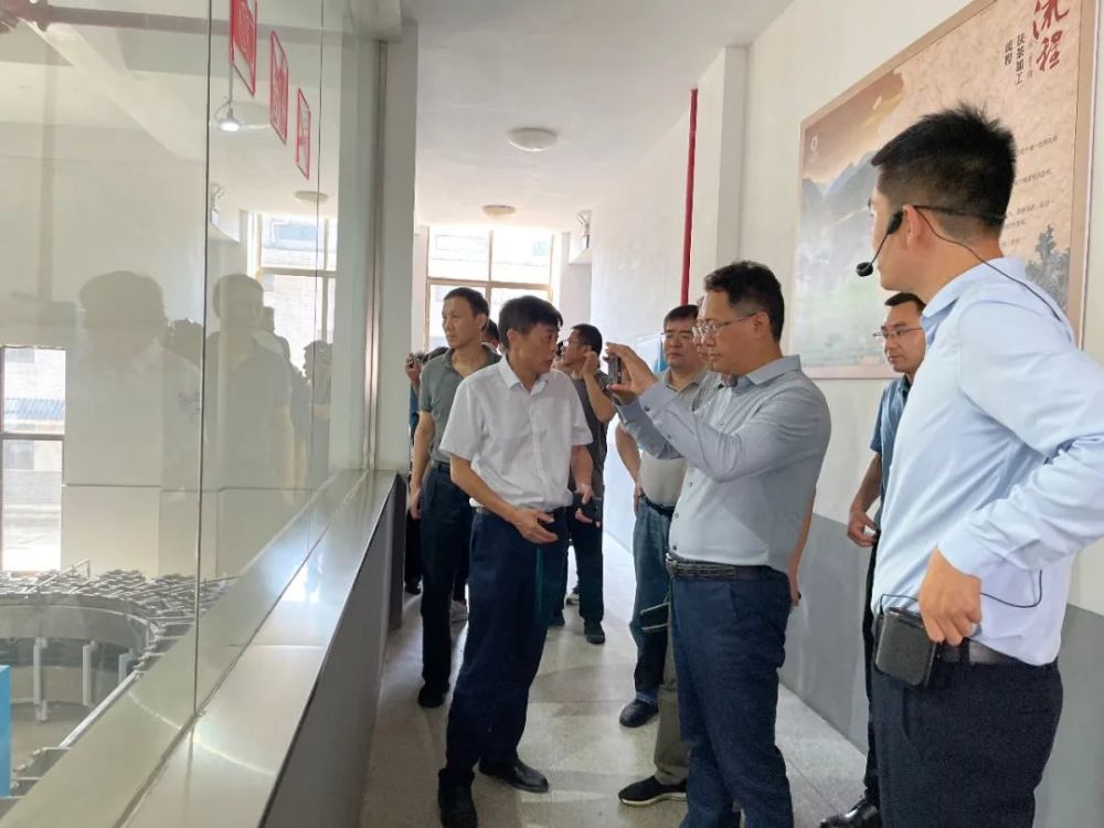 巡视员王峰,市场运行调节处一级调研员谭中,益阳市商务局副局长曾文彬