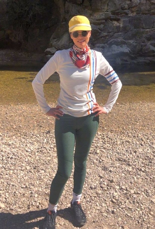 邓文迪晒照无惧皱纹,不修图挺真实,小肚子抢镜了