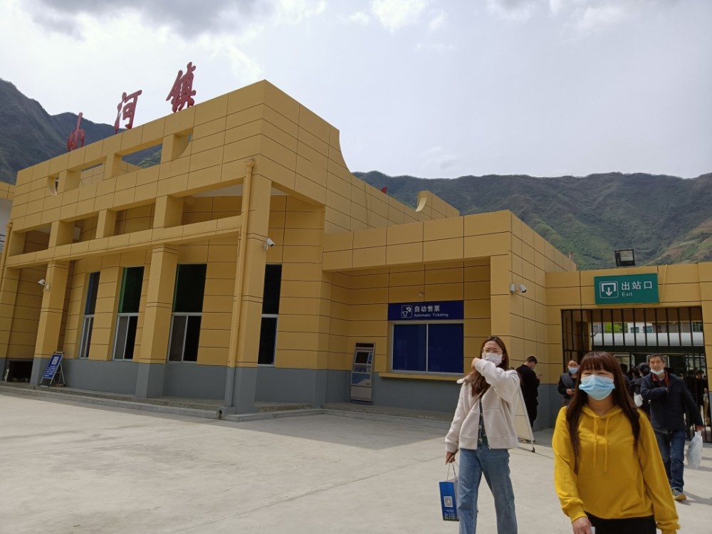 停,却偏偏在这镇上停,一停还停3分钟,比上一站的镇安县城还多停1分钟