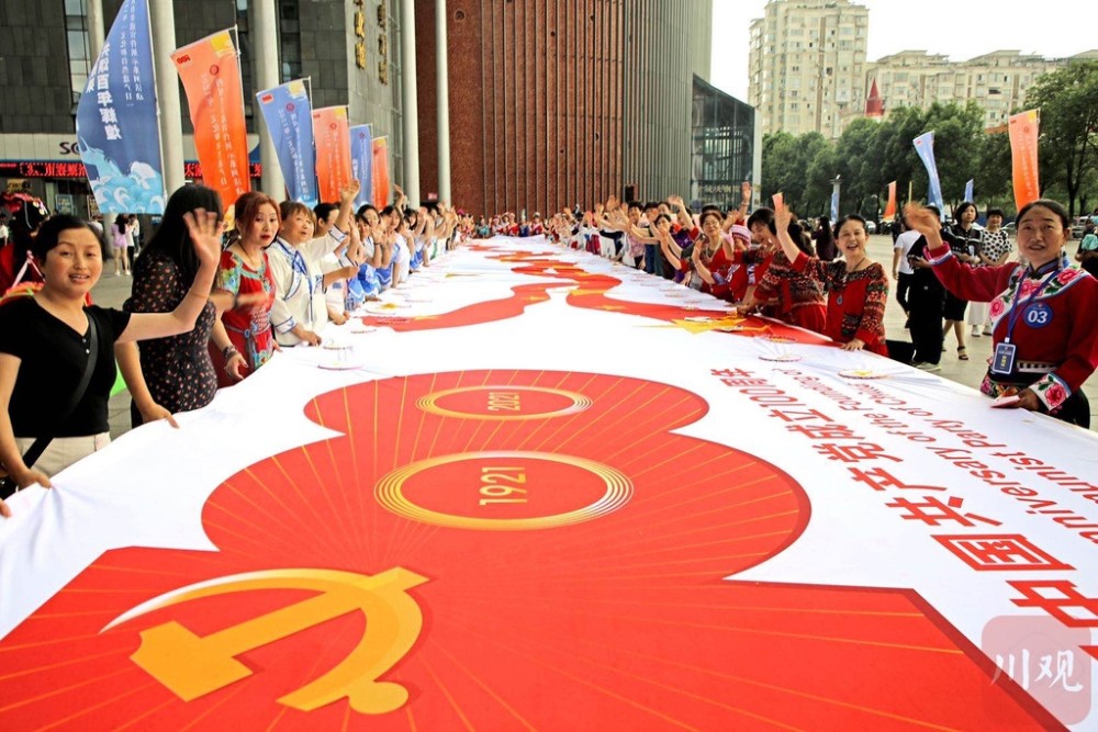 川渝百名绣娘同绣建党100周年巨幅刺绣历时一个半月终封针