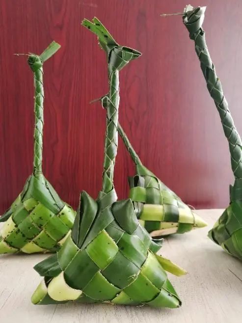 粽子流行于广东湛江雷州一带,因为长得像一只鸭子,当地人称为 "鸭乸(n