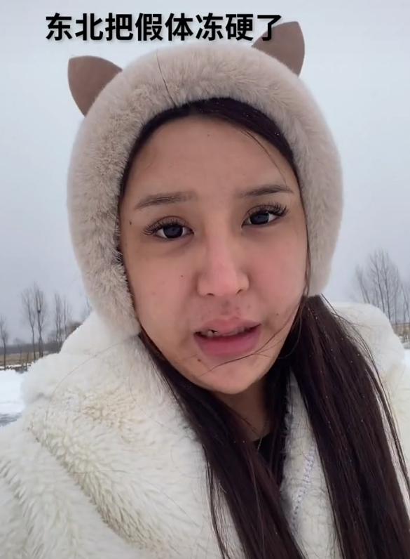 网红桃花宝宝整容上百次全脸都是玻尿酸夏天会融化冬天会结冰