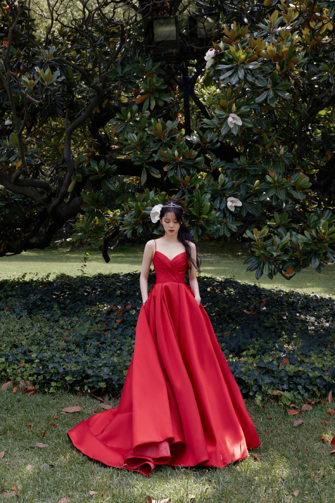 欧阳娜娜身穿红裙头戴皇冠高贵优雅
