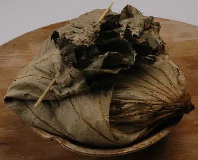 上酱,油炸,蘸上绿豆粉,用荷叶包裹成封包形,排入碟中,上笼旺火蒸熟