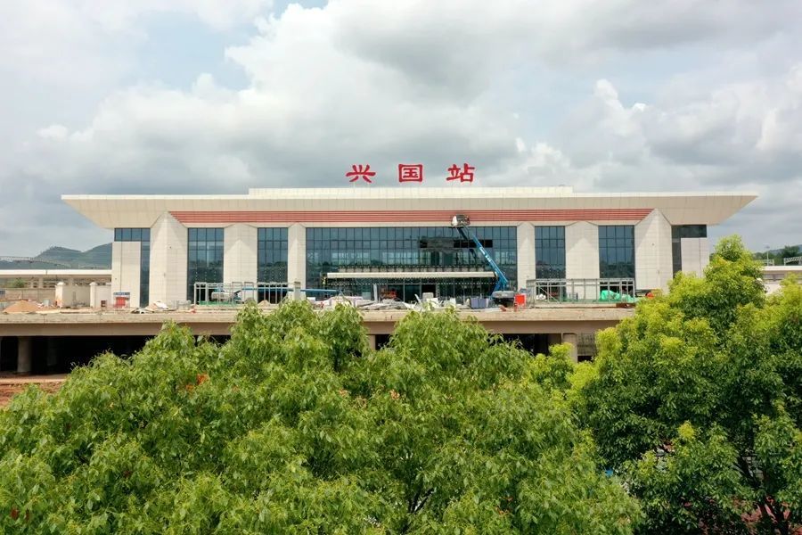 兴泉铁路兴国站站房主体基本完工