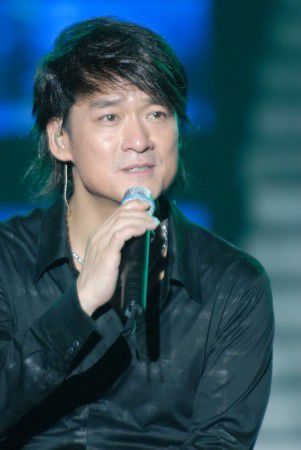 61岁周华健近照罕曝光!与31岁儿子合照似兄弟,儿子长得太着急了