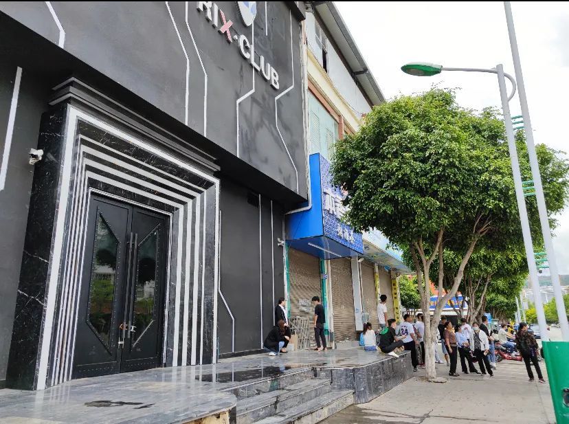 文山一酒吧倒闭关门老板失联员工慌了
