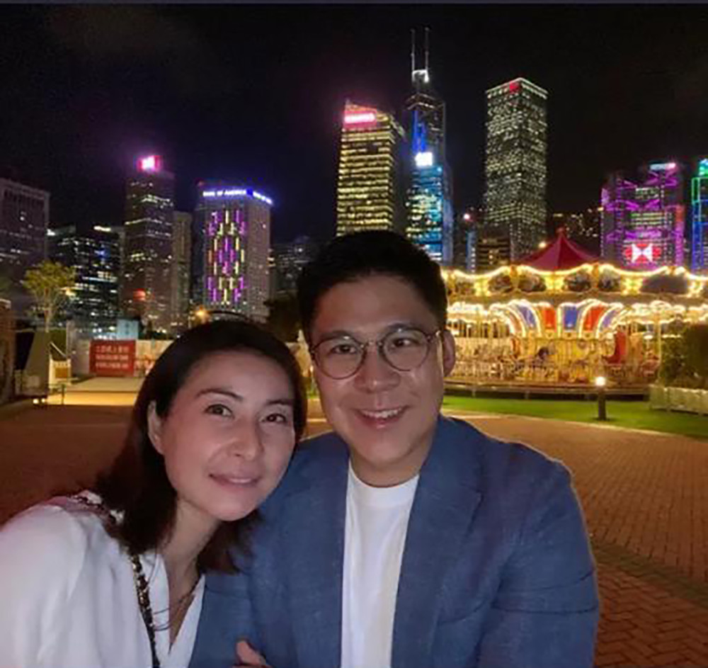 霍启刚带子女逛书店,霍中曦霍中妍手牵手画面有爱,兄妹感情超好_腾讯