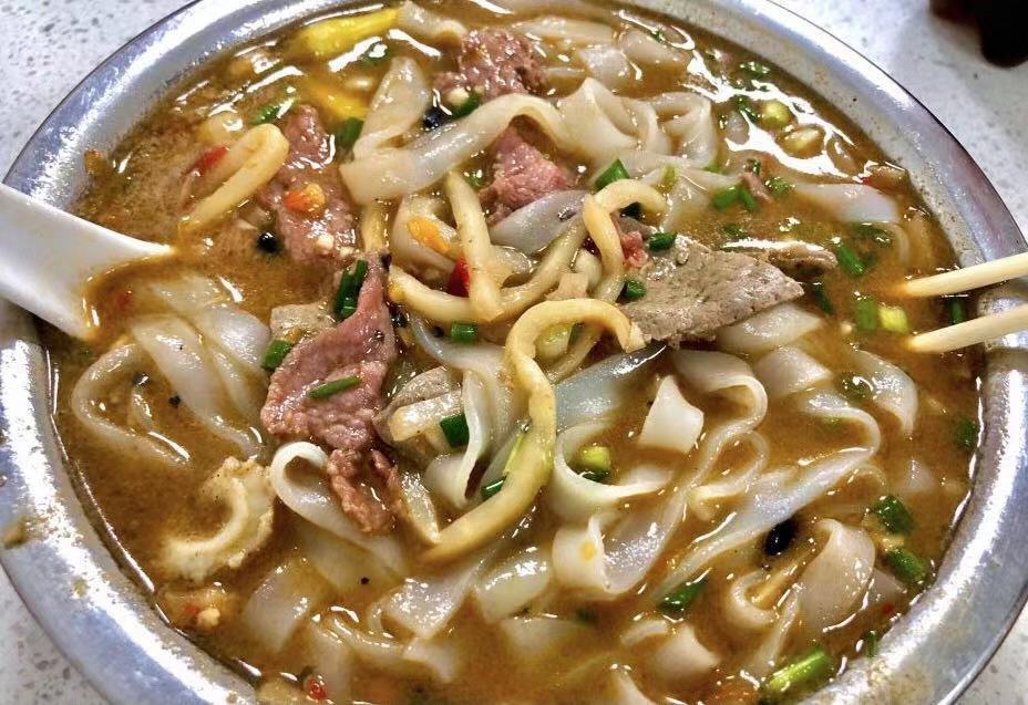 粉店,就在邕味老友斜对面,也是开了很久了,它家的老友牛杂粉很有特色