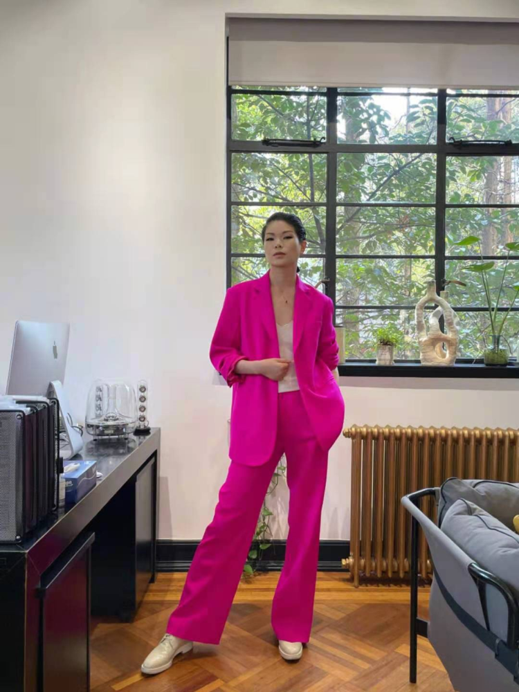 超模吕燕气质开挂穿玫瑰红西服套装惊艳亮相意外美出新高度