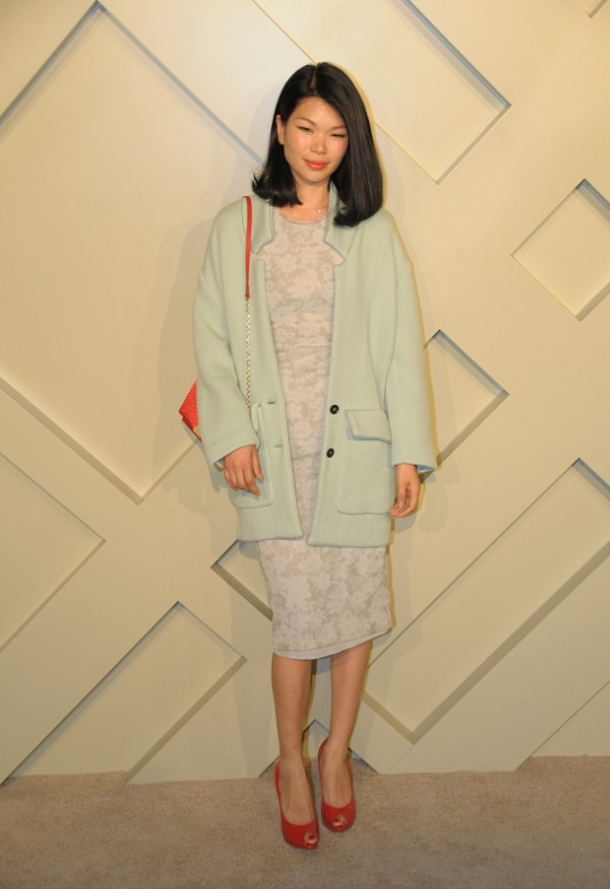 超模吕燕气质开挂穿玫瑰红西服套装惊艳亮相意外美出新高度