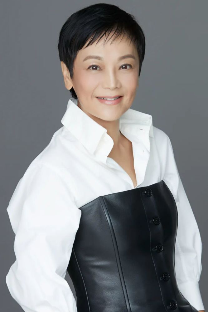 这一次,她为新导演温仕培和《热带往事》站台.