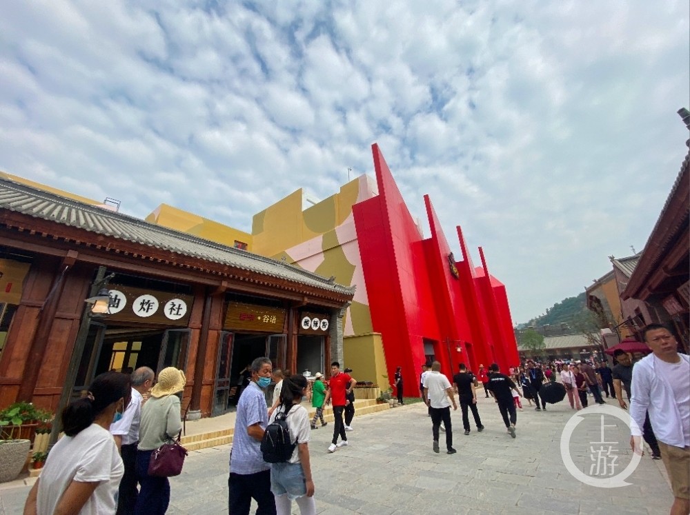由万达集团投资建设的大型红色主题文化旅游项目——"延安红街"6月12