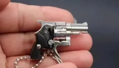 钥匙扣排行_专家解读:“枪型钥匙扣”案一审宣判3人获刑12人免于处罚