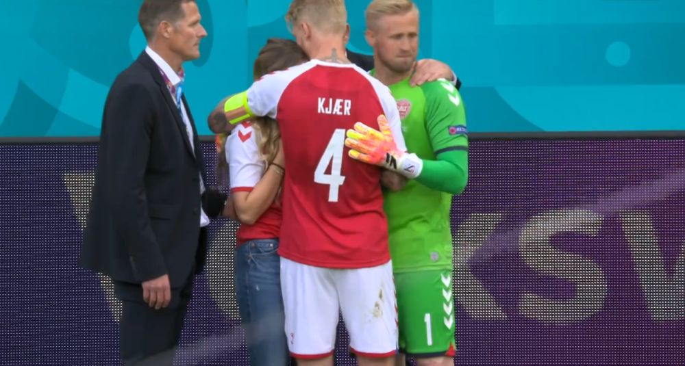 欧洲杯严重事故:埃里克森突然倒地,队友围成一圈,球迷伤心落泪_腾讯