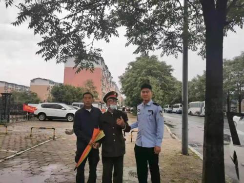鞍山92岁老人暴雨天走失民警暖心救助