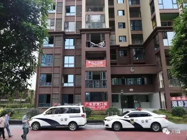 蓬安柏亚滨江城小区发生坠楼事故