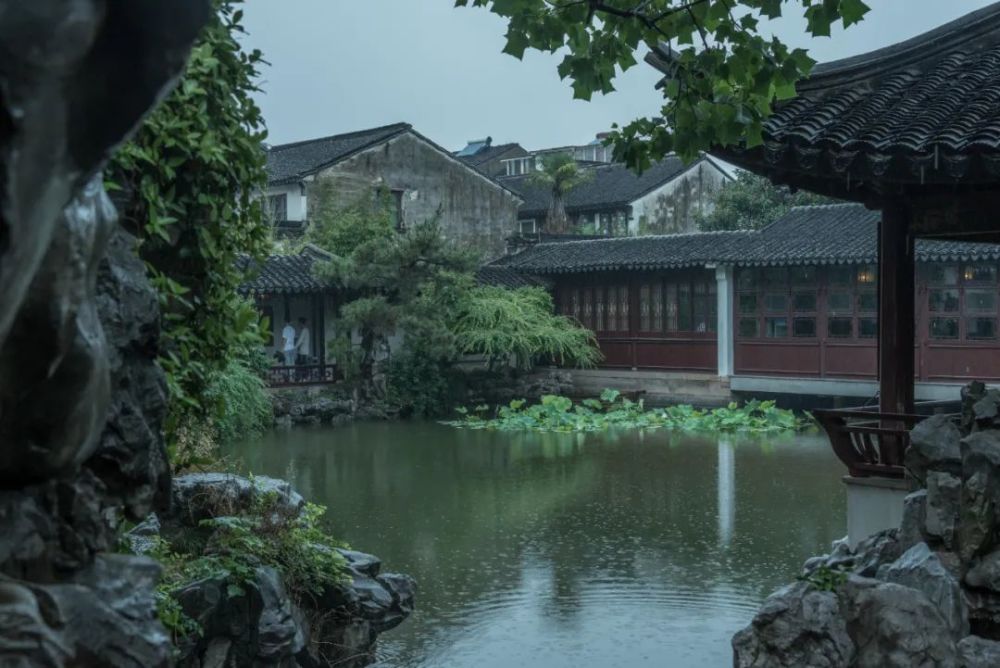 庭園居陋巷藝圃美無瑕響月松風靜延光竹影斜橋頭觀錦鯉水畔賞荷花初夏