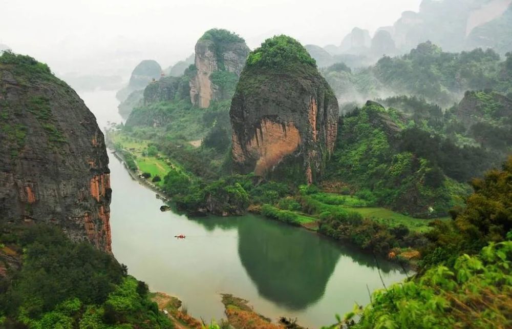 龙虎山,位于江西省鹰潭市西南20公里处,东汉中叶,正一道创始人张道陵