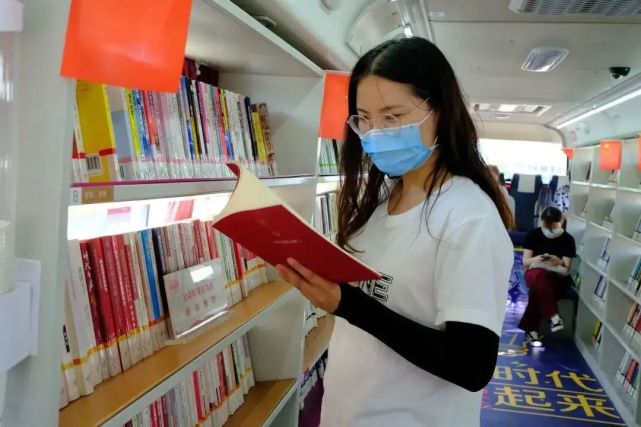 从6月11日开始,广大游客每周将可以在沙滩上看到移动的汽车图书馆