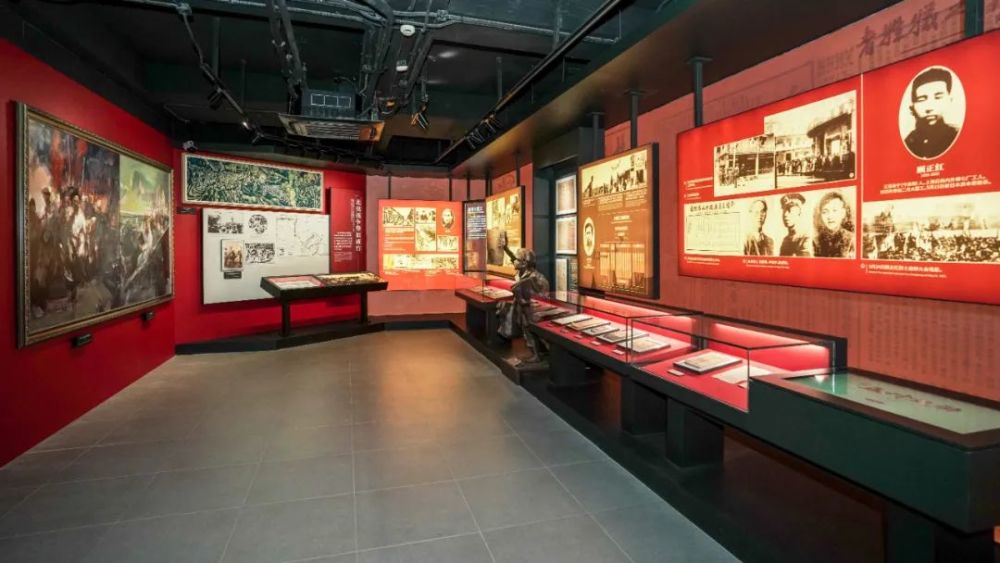 展馆还运用点雕艺术将中共四大与会代表们的老照片重新呈现,克服相片