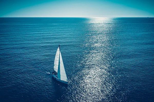 图 / 视觉中国每个人都是在海上漂泊的船,海上难免会刮起狂风,下起