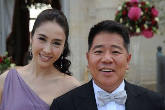 嫁给"丑男"被吐槽的8大美女明星,赵薇林青霞上榜,苗圃排第几?