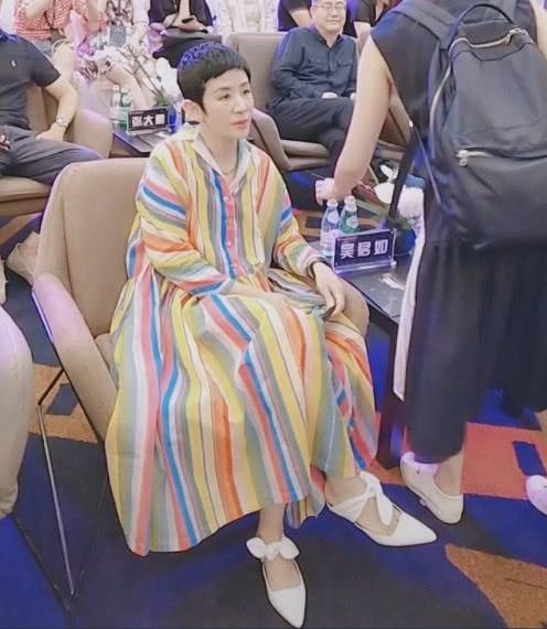 陈可辛携吴君如罕见露面,55岁还穿紧身牛仔裤,越老才越是敢穿