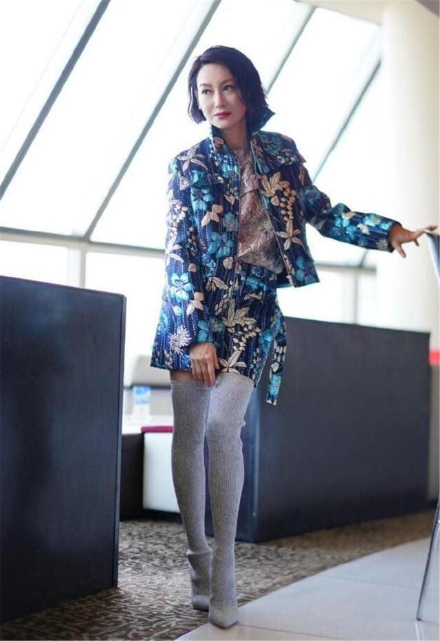 惠英红走机场被拍,年老色衰却没个老样,穿纱裙却不敢踩高跟鞋_腾讯