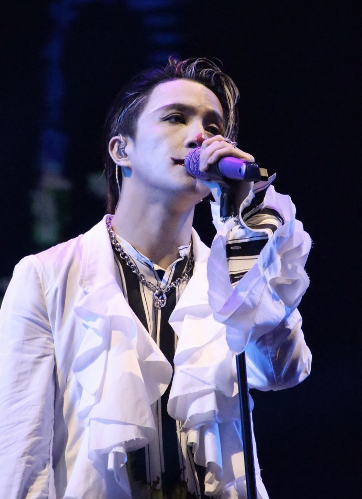 薛之谦麦田音乐节,全新小丑妆容,演绎薛氏情歌
