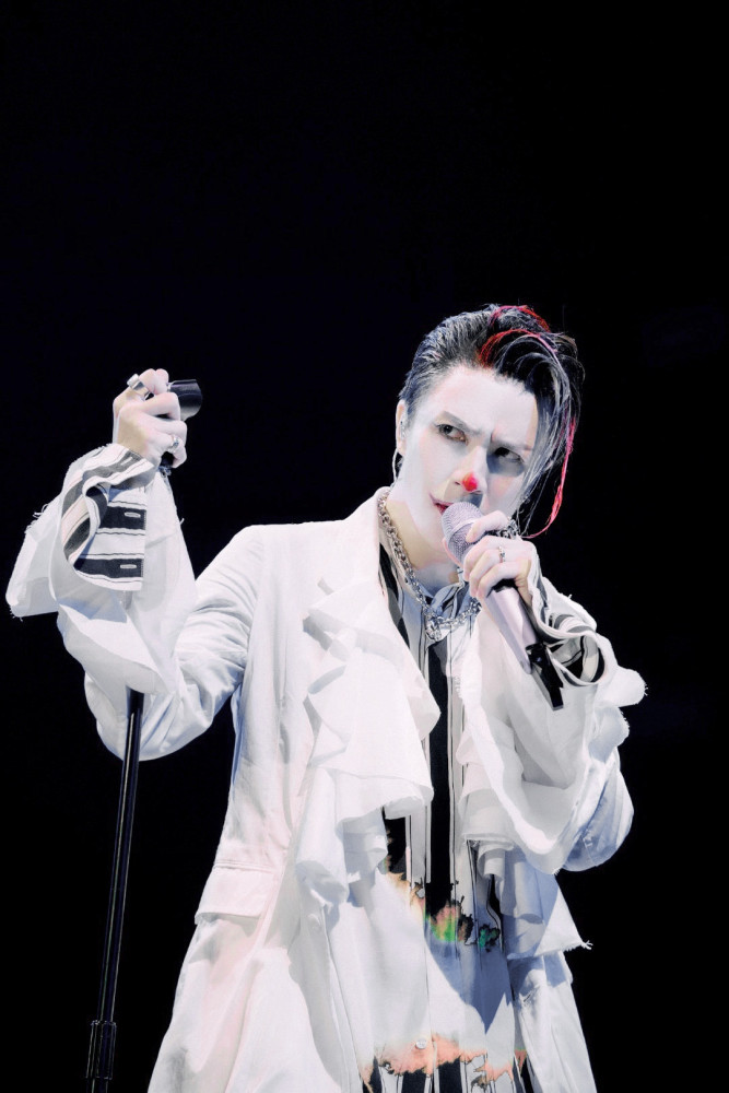 薛之谦麦田音乐节,全新小丑妆容,演绎薛氏情歌