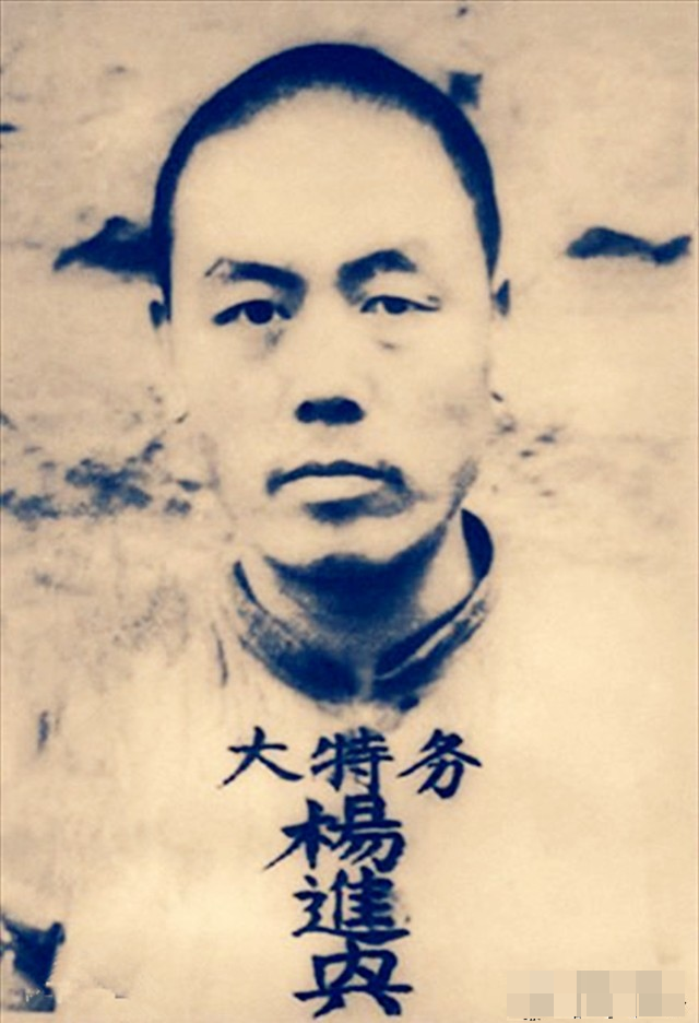 杀死小萝卜头的凶手,却打开牢门救下19人,自首后被宽大处理