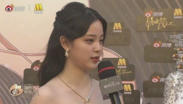 欧阳娜娜一身公主装现身红毯照曝光惊现双下巴网友苦劝该减肥了吧