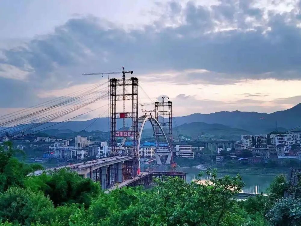 好消息达州这座大桥主拱开始合龙