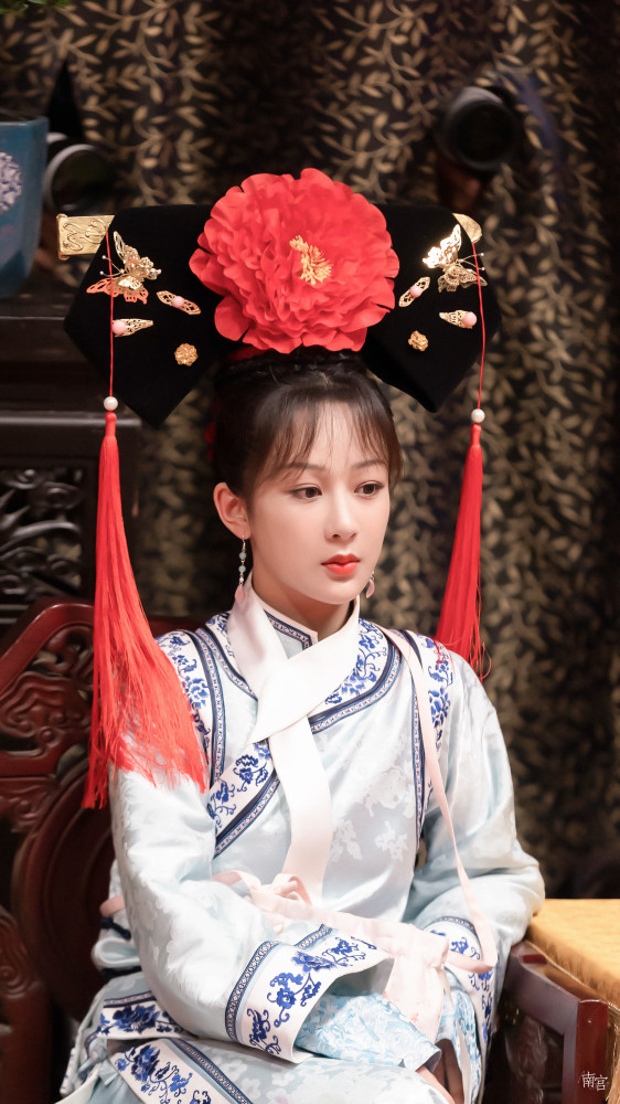 杨紫清宫装太美,大家闺秀又自带清冷氛围,可爱娇俏我见犹怜