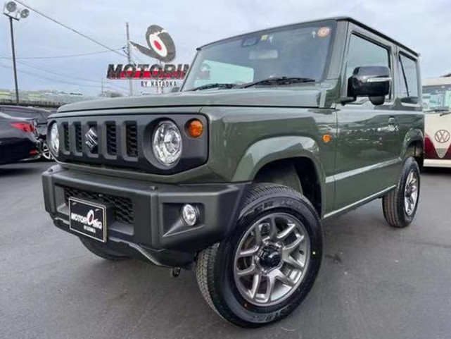 近日海外媒体曝光了一组铃木新款吉姆尼车型到店实拍图片,新车目前已