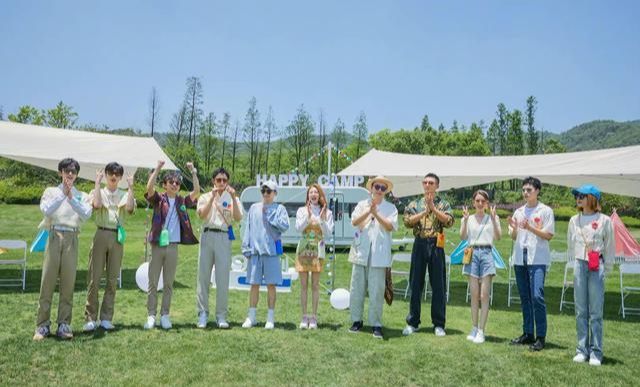 快乐大本营 张哲瀚落水后露腹肌 与黄景瑜素颜同框比帅 全网搜