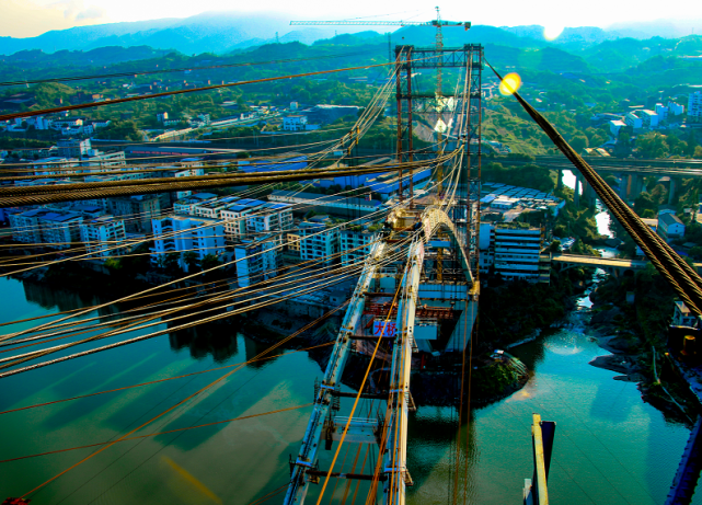 关注13日凌晨中坝州河大桥主拱合龙