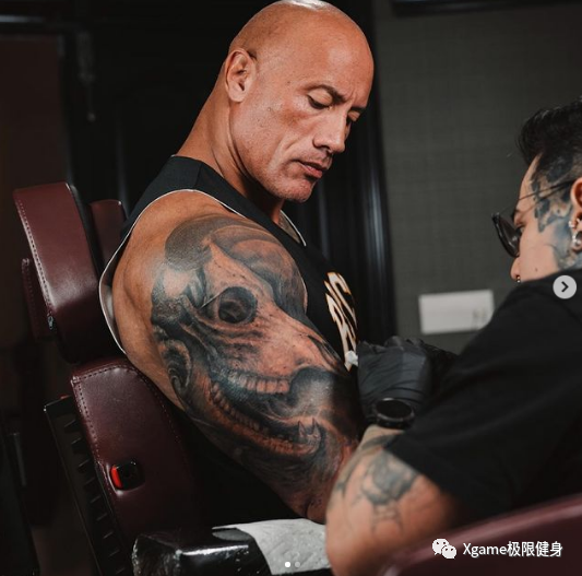 巨石强森新纹身完成牛头造型抢眼象征奋战不屈的精神