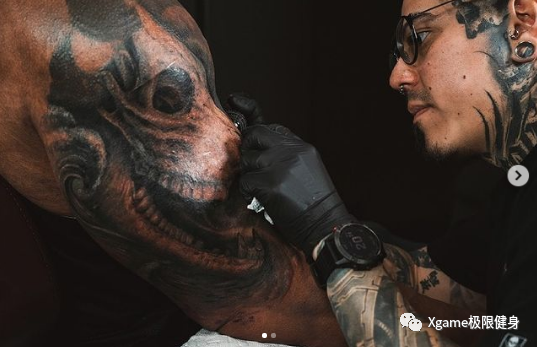 巨石强森新纹身完成,牛头造型抢眼,象征奋战不屈的精神