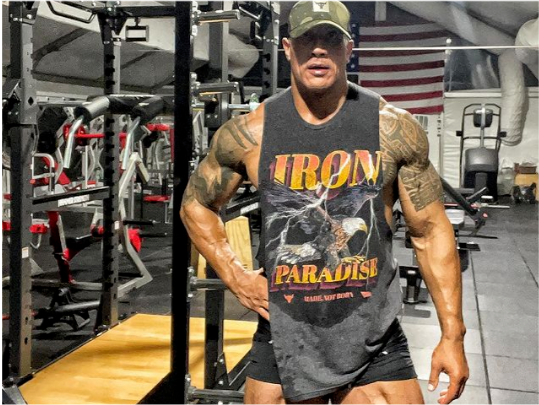 巨石强森新纹身完成牛头造型抢眼象征奋战不屈的精神